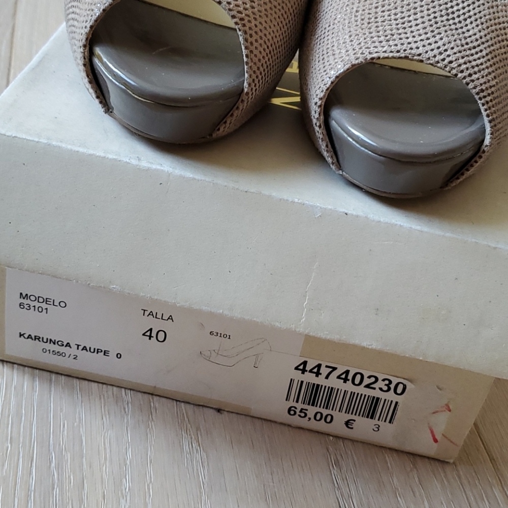 High heel shoes - Picture 10 of 11